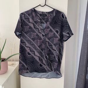 🌵Nwot. Geo printed overlapping blouse